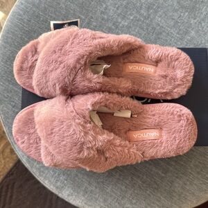 NEW WITH TAGS Nautica Casual Fuzzy Slippers - Women’s Size 9- Color Mauve
